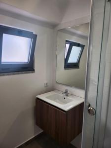 un bagno con lavandino e specchio di Romantic Studio a Vila do Conde