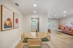 un salon avec une table, des chaises et un canapé dans l'établissement Fido Friendly Condo Sun and Fun Walk to DT Free Parking, à Saint Augustine