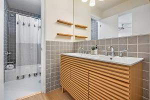 une salle de bain avec un lavabo et une douche dans l'établissement Fido Friendly Condo Sun and Fun Walk to DT Free Parking, à Saint Augustine 22 autres photos