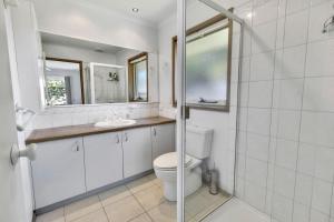 Un baño con inodoro, lavabo y ducha. en Sheerwater Jetty, en Paynesville