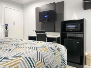 1 dormitorio con 1 cama, TV y escritorio en Motel 6-Morro Bay, CA, en Morro Bay