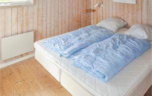 ノーポにあるBeautiful Home In Nordborg With 3 Bedrooms, Sauna And Wifiのベッド(上に青い毛布付)