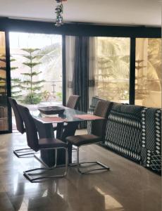 a dining room with a table and some chairs at Bella casa in Dakar