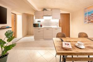 フィレンツェにあるCondotta House Firenzeのキッチン、ダイニングルーム(木製テーブル付) +6枚の写真