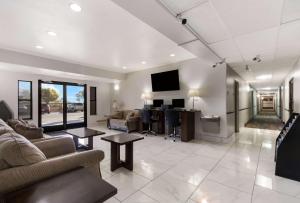 ein Wohnzimmer mit einem Sofa und einem Tisch in der Unterkunft MainStay Suites Extended Stay Hotel Casa Grande in Casa Grande