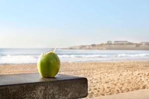 هيلتون كوباكابانا ريو دي جانيرو في ريو دي جانيرو: تفاحة خضراء تجلس على حافة الشاطئ