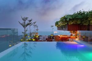 una piscina con vista su un edificio di Hilton Copacabana Rio de Janeiro a Rio de Janeiro