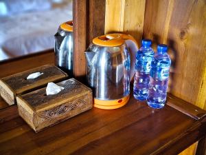 una mesa de madera con dos botellas de agua. en Malibu Huts, en Nusa Penida 45 fotos más
