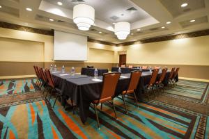 une salle de conférence avec une grande table et des chaises dans l'établissement Drury Inn & Suites Columbus Grove City, à Grove City