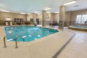 - une grande piscine dans une chambre d'hôtel dans l'établissement Drury Inn & Suites Louisville North, à Louisville