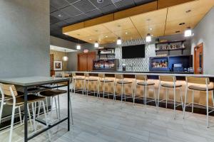 Zona de lounge sau bar la Drury Inn & Suites Orlando near Universal Orlando Resort