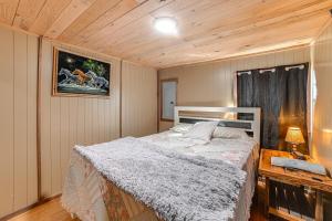 een slaapkamer met een bed in een kamer bij Kentucky Countryside Cabin Near Fort Campbell in Oak Grove