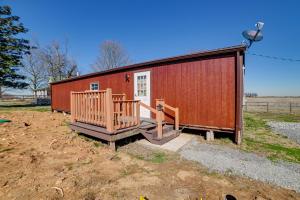 een smallshed with a veranda and a house bij Kentucky Countryside Cabin Near Fort Campbell in Oak Grove