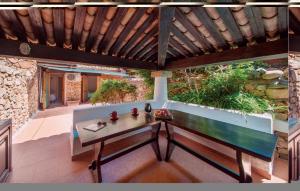 eine Terrasse mit einer Bank und einem Tisch in der Unterkunft Villa Rosalba in Olbia