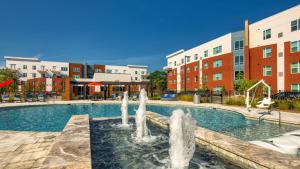 Πισίνα στο ή κοντά στο H4N Furnished Apartments at Ellipse Urban in Hampton VA