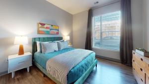 Säng eller sängar i ett rum på H4N Furnished Apartments at Ellipse Urban in Hampton VA