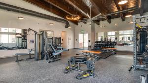 Fitnesscenter och/eller fitnessfaciliteter på H4N Furnished Apartments at Ellipse Urban in Hampton VA