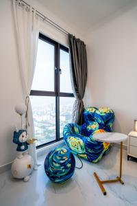Una sala de estar con dos sillas y una ventana. en Skyscraper 65 KL Highest Outdoor Bathtub Luxury Lavish Designer Suite Penthouse Lv65, en Kuala Lumpur