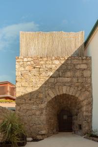 un edificio con una pared de piedra y una puerta en Confluentia H&A - XIII Century Loft House, en Coímbra