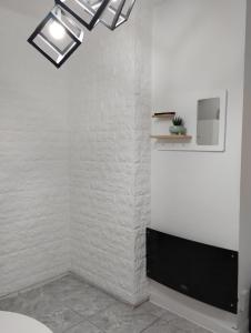 Habitación con TV y pared blanca. en Mendoza Estudio Urbano en Mendoza