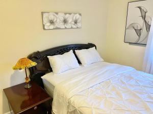 ein Schlafzimmer mit einem Bett und einem Tisch mit einer Lampe in der Unterkunft Utopia Luxury Stay - Seattle in Seattle