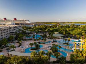 uma vista aérea de um resort com um parque aquático em Holiday Inn Club Vacations Cape Canaveral Beach Resort em Cape Canaveral