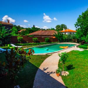 a swimming pool in the backyard of a house at Стальовата Къща in Prokhod