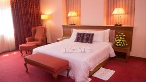 Postel nebo postele na pokoji v ubytování Hotel Grand Continental Kuching