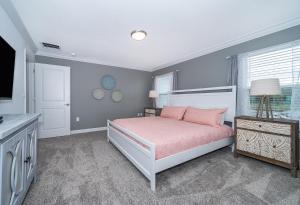 A bed or beds in a room at Stunning Townhouses 5 Minutes away Disney!