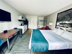 弗拉格斯塔夫的住宿－Studio 6 Flagstaff AZ，酒店客房设有一张大床和一张书桌。