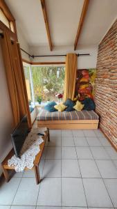 een kamer met een bed en een raam bij Cabañas Tronco viejo in La Serena