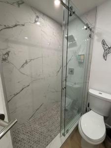 La salle de bains est pourvue d'une douche et de toilettes. dans l'établissement Sri House, à Miami