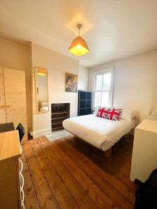 a bedroom with a bed and a fireplace in it at 58 Alloa townhouse in London