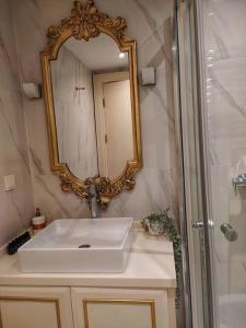 bagno con lavandino e specchio di Şişli Bomonti İstanbul Merkez, Ücretsiz Otopark, Metro, 2 a Istanbul