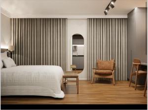 um quarto com uma cama, uma mesa e uma cadeira em Flat Higienópolis Premium em São Paulo