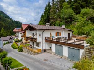 an aerial view of a house with a driveway at Chalet Holdernach in Kappl