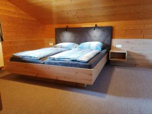 フラッハウにあるSteinerbauerのキャビン内のベッドルーム1室(大型木製ベッド1台付)