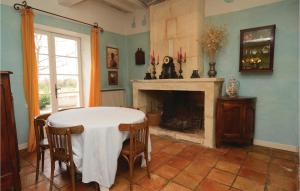 ein Esszimmer mit einem Tisch und einem Kamin in der Unterkunft Beautiful Home In Arles With House A Panoramic View in Albaron