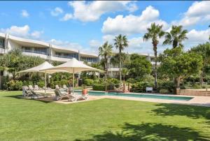 ein Resort mit einem großen Garten mit Pool in der Unterkunft Cotton Beach Resort - Holiday Management in Kingscliff