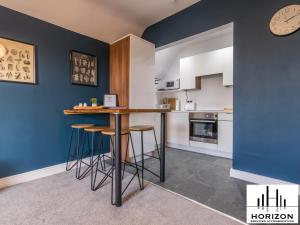 O bucătărie sau chicinetă la The Penthouse - Cosy Central Apartment - Free Parking