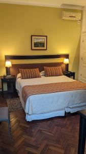 薩爾塔的住宿－德爾維諾精品酒店，一间卧室配有一张大床和两个枕头
