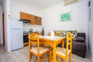 a kitchen and dining room with a table and chairs at Apartment Duce 2778b in Duće