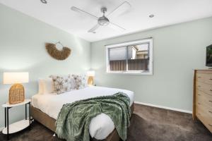 - une chambre avec un lit et une fenêtre dans l'établissement Jervis Bay Sanctuary by Experience Jervis Bay, à Vincentia