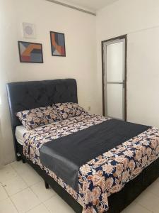 Un dormitorio con una cama con una manta. en Pousada Axé, en Salvador