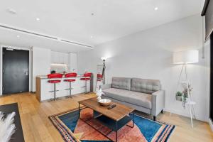 un soggiorno con un divano e un tavolo di Modern 1BR Apt with Gym Pool & Wifi a Brisbane