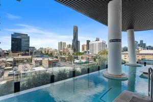 vista sulla città dall'ultimo piano di un edificio di Modern 1BR Apt with Gym Pool & Wifi a Brisbane Altre 4 foto