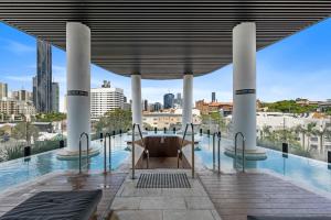 vista dal tetto di un edificio con tavolo e sedie di Modern 1BR Apt with Gym Pool & Wifi a Brisbane