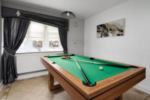 uma mesa de snooker num quarto com piscina em Modern Warm 4 Bedroom House em Kirkby