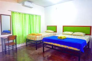 Postelja oz. postelje v sobi nastanitve Sonosewu Guesthouse Syariah
