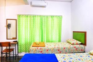 Postelja oz. postelje v sobi nastanitve Sonosewu Guesthouse Syariah